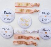 12-delige set met 6 buttons en 6 armbanden Bride Tribe wit en rose goud met goud - button - vrijgezellenfeest - bruid - armband -vrijgezellen party