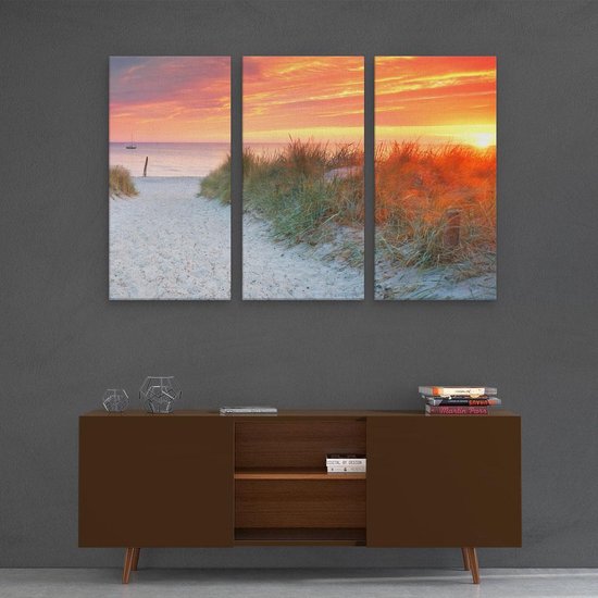 Toile triptyque d'un chemin de sable à travers les dunes vers la mer, coucher de soleil avec ciel orange.