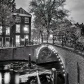 JJ-Art (Aluminium) | Amsterdam in de avond met gracht en brug in zwart wit | Nederland, vierkant, stad, modern, sfeer | Foto-Schilderij print op Dibond / Aluminium (metaal wanddecoratie) | KI