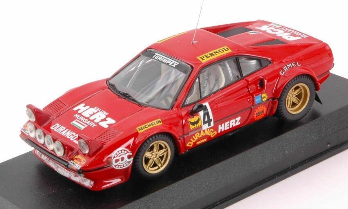 De 1:43 Diecast Modelcar van de Ferrari 308 GTB #4 van Monza van 1979. De coureurs waren Pinto en Penariol. De fabrikant van het schaalmodel is Best Model. Dit model is alleen online verkrijgbaar