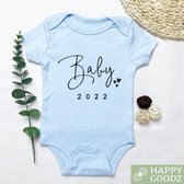 Happy Goodz Baby Romper 2022 BLAUW, Baby geboren in 2022, Zwangerschapsaankondiging / bekendmaking, Zwanger, 100% katoen, kraam cadeau, rompertje met tekst, aanstaande mama en/of p