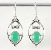 Opengewerkte zilveren oorbellen met groene onyx