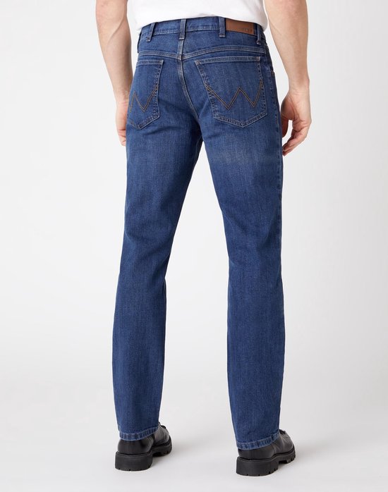 Achterkant van een man in donkerblauwe jeans, rechte pasvorm.