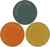 Sluitsticker - Sluitzegel XXL – Surprise – Just For You – Inside That Matters | Goud Glans – Groen – Oranje - Koraal | Trouwkaart - Geboortekaart - Envelop |Envelop sticker | Cadea