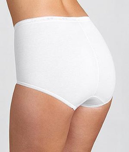 Achterkant van een witte maxi slip met kanten randje.