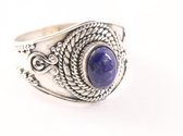 Bewerkte zilveren ring met lapis lazuli - maat 20