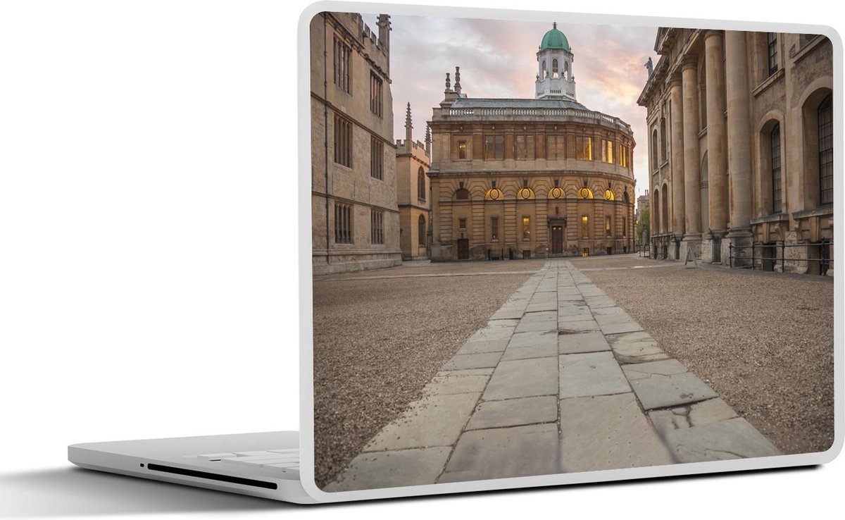 Afbeelding van product SleevesAndCases  Laptop sticker - 13.3 inch - Een weergave van één van de gebouwen aan de universiteit van Oxford