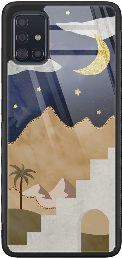 Étui rigide luxueux en verre avec paysage désertique, escalier, palmier et lune dorée.