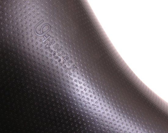 Detail van zwart fietszadel met 'UNIT TECH INNOVATION' logo in reliëf.