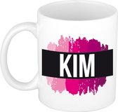 Kim  naam cadeau mok / beker met roze verfstrepen - Cadeau collega/ moederdag/ verjaardag of als persoonlijke mok werknemers