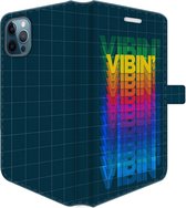Apple iPhone 12 Pro Max Telefoonhoesje - Portemonneehoesje  - Met pasjeshouder - Met Quote - Vibin - Donkergroen