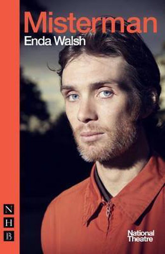 Close-up van een man met blauwe ogen en een stoppelbaard, die een oranje shirt draagt. "Misterman Enda Walsh" staat in witte letters op een rode achtergrond.