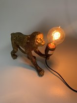 Gouden staande aap met lamp