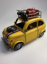 Giga grote retro Fiat 500 look-a-like in het geel