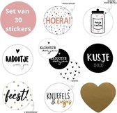 30 x Cadeaustickers - Sluitstickers - Cadeaustickers Verjaardag - Stickers - Stickerset van 30 stuks - Kadootje voor jou - Goud Hart - Hartje - Stippen Kleuren - Hoera!