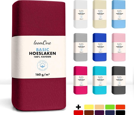 Overzicht van wijnrode hoeslakens in verschillende kleuren en maten. Een groot wijnrood hoeslaken met label 'loomOne BASIC HOESLAKEN 100% KATOEN'.
