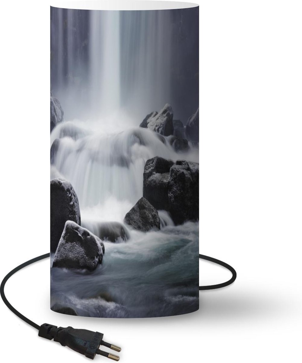 Lamp - Nachtlampje - Tafellamp slaapkamer - Waterval - Stenen - Natuur - 33 cm hoog - Ø15.9 cm - Inclusief LED lamp