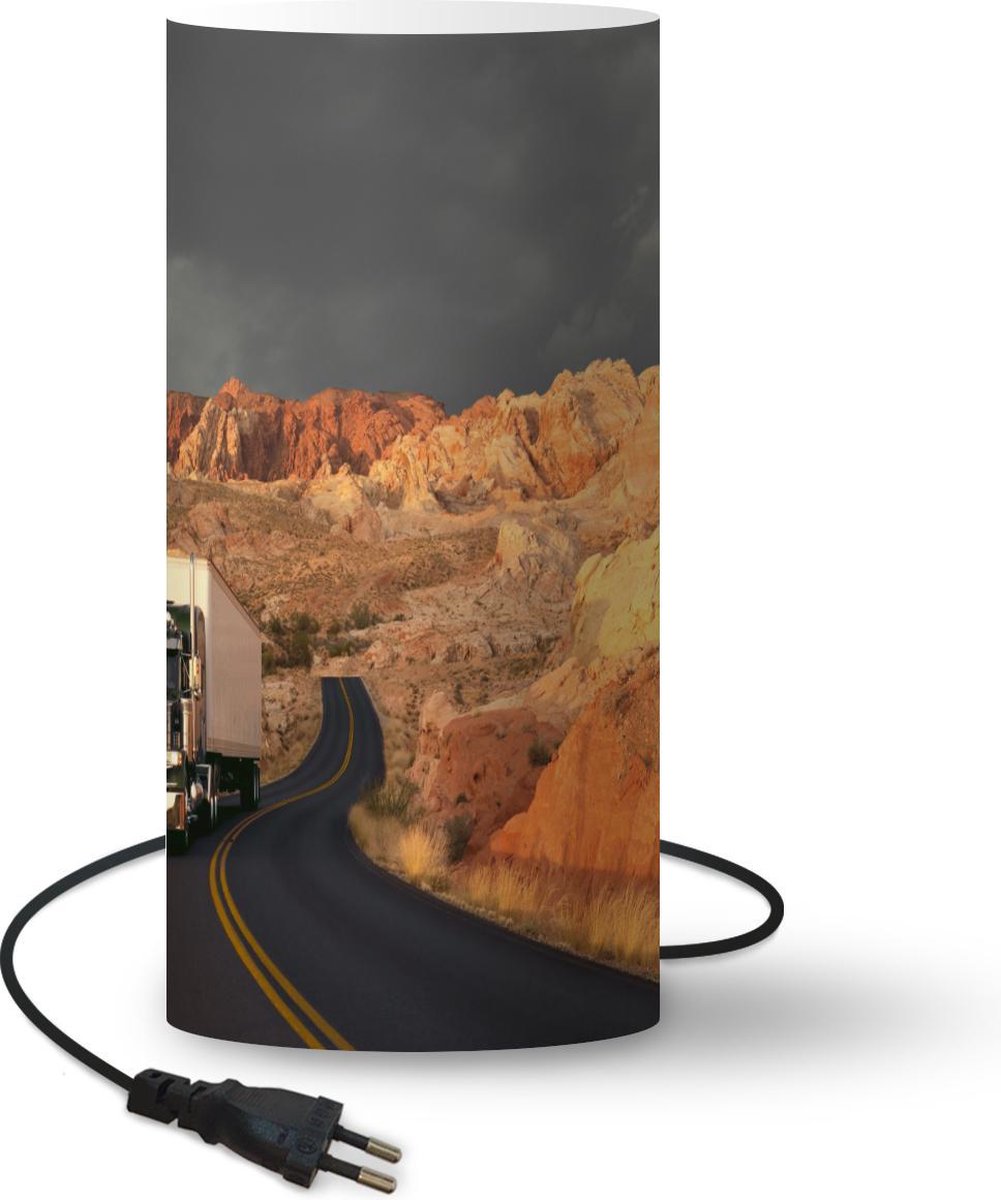 Lamp - Nachtlampje - Tafellamp slaapkamer - Vrachtwagen rijdt in eenomgeving - 33 cm hoog - Ø15.9 cm - Inclusief LED lamp