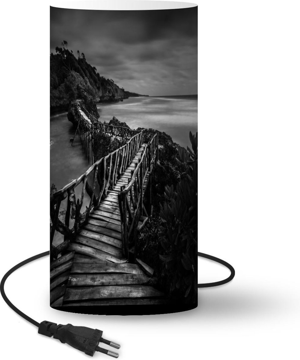 Lamp - Nachtlampje - Tafellamp slaapkamer - Indonesië - Brug - Zwart - Wit - 54 cm hoog - Ø24.8 cm - Inclusief LED lamp