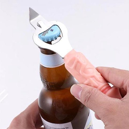 Hand opent een bierflesje met een zilveren flesopener met roze, penisvormig handvat.
