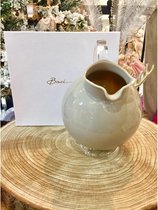 Baci Milano Aqua kunststof schenkkan / pitcher / karaf  op voet - solid taupe - 2.25L in mooie giftbox