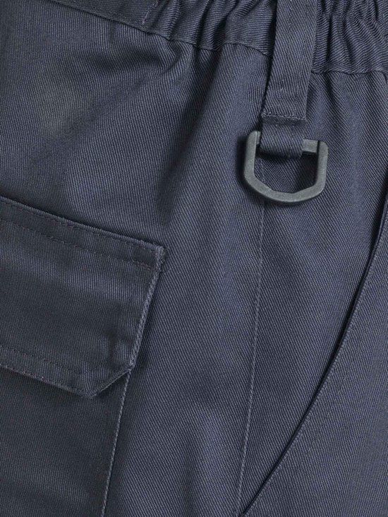 Detail van een donkergrijze werkbroek met een opgestikte zak en D-ring.