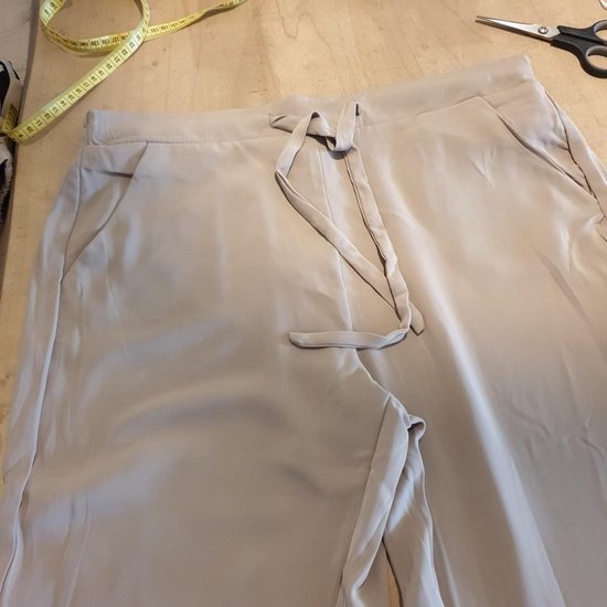 Pantalon beige avec talie élastique et poches latérales, tissu doux, pantalon femme Taille L