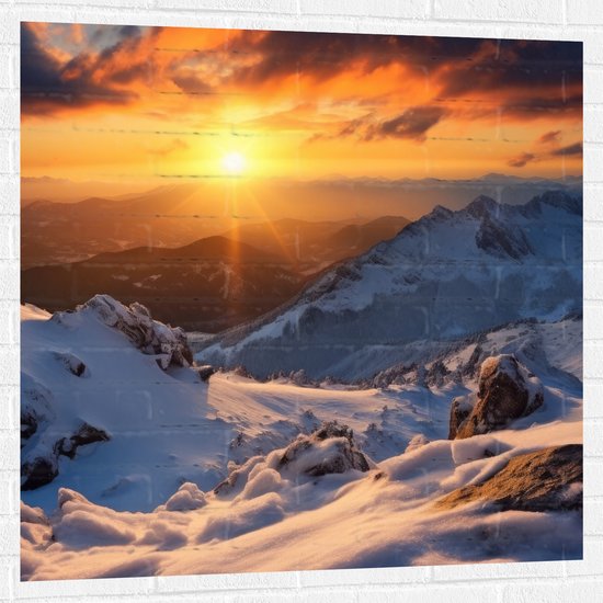 Muursticker - Uitzicht op Zonsondergang vanaf Besneeuwde Berg - 100x100 cm Foto op Muursticker