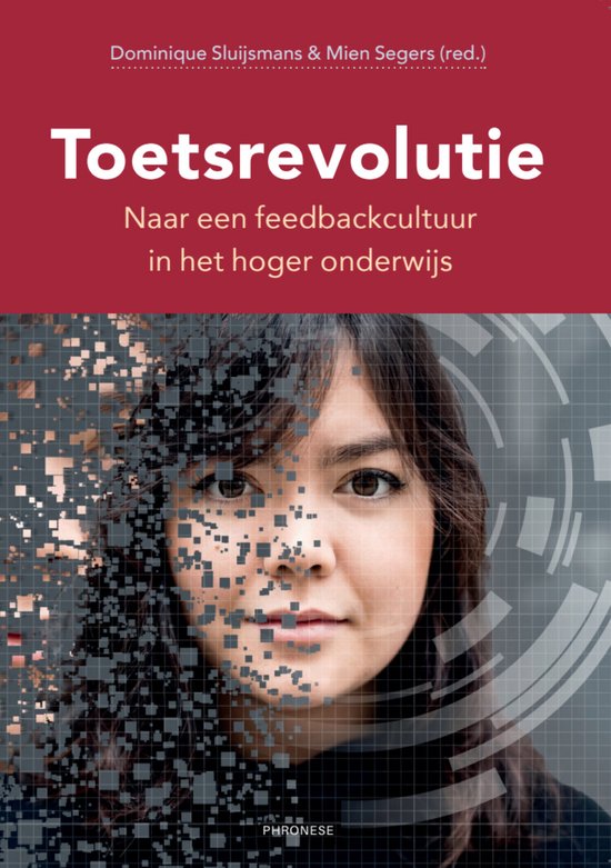 Boek met de titel 'Toetsrevolutie' met een portret van een vrouw wiens gezicht deels vervaagt in blokjes.