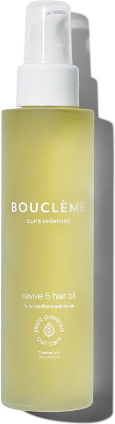 Gele fles met witte pomp, met het label 'BOUCLÈME curls redefined revive 5 hair oil'.