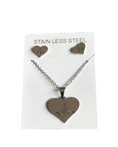 Bijoux by Ive - Sieraden set - Ketting met hanger en Oorbellen - Hart met hartslag - Zilverkleurig