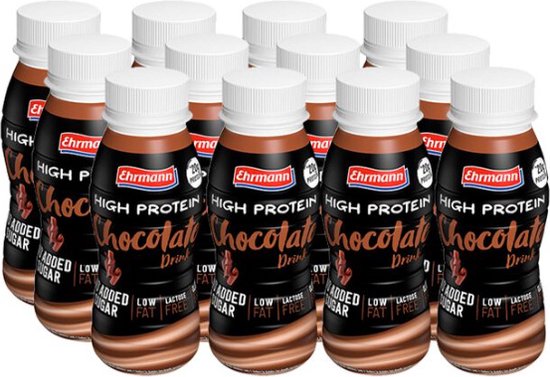 Twaalf flessen Ehrmann High Protein Chocolate Drink. De flessen hebben witte doppen en bruine etiketten met tekst.