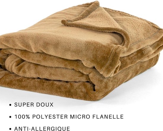 Opgevouwen bruine microvezel deken met tekst: 'Super Doux', '100% Polyester Micro Flanelle', 'Anti-Allergique'.