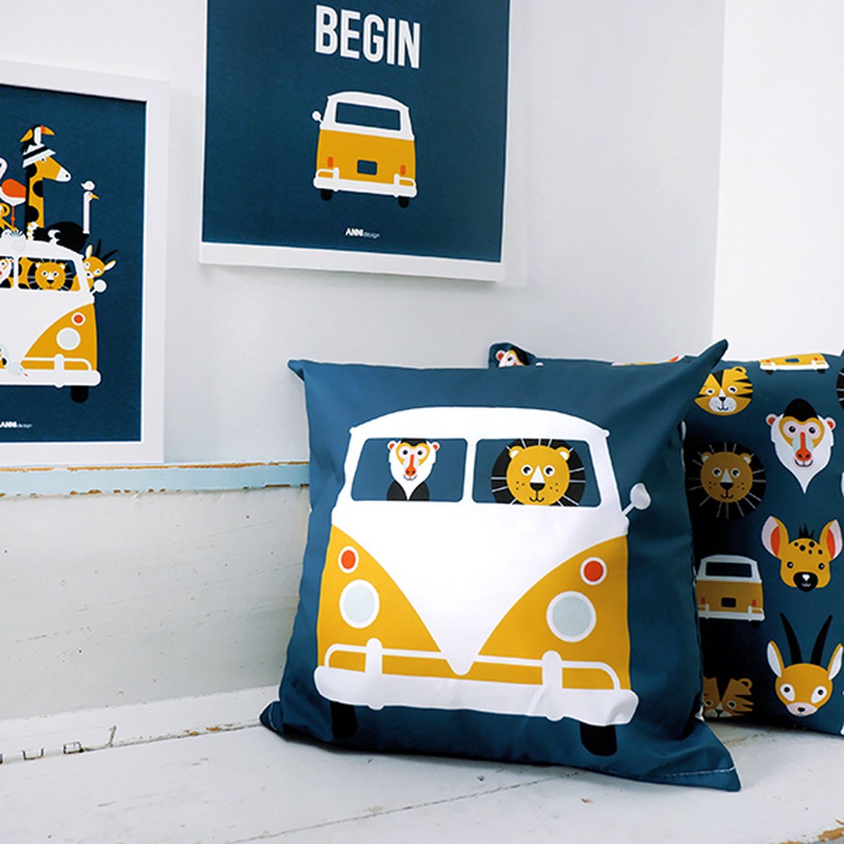 Sierkussen Safari Bus dieren donker blauw 40x40 tweezijdig met rits inclusief vulling voor kinderkamer