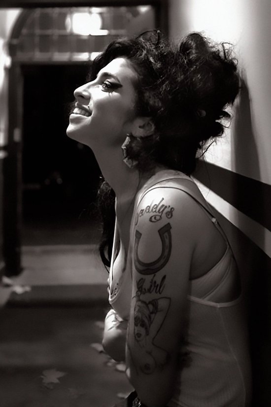 Amy Winehouse- Kristal Helder Galerie kwaliteit Plexiglas 5mm. - Blind Aluminium Ophang-frame - Luxe wanddecoratie - Fotokunst - professioneel verpakt en gratis bezorgd