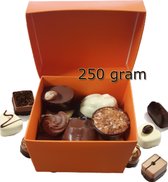 Oranje vierkante doos gevuld met handgemaakte bonbons – Chocolade cadeau chocola bonbon 250 gram. Moederdag