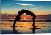 Dibond - Vrouw in Yoga Positie op het Strand bij Ondergaande Zon - 105x70 cm Foto op Aluminium (Met Ophangsysteem)