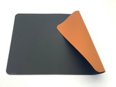 Luxe placemats lederlook - 6 stuks - dubbelzijdig zwart/bruin - rechthoekig - 45 x 30 cm - Kade 171 - leer - leatherlook placemat