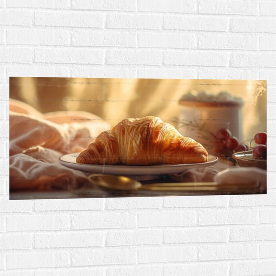 Muursticker - Versgebakken Croissantje op Plateau bij High Tea - 100x50 cm Foto op Muursticker