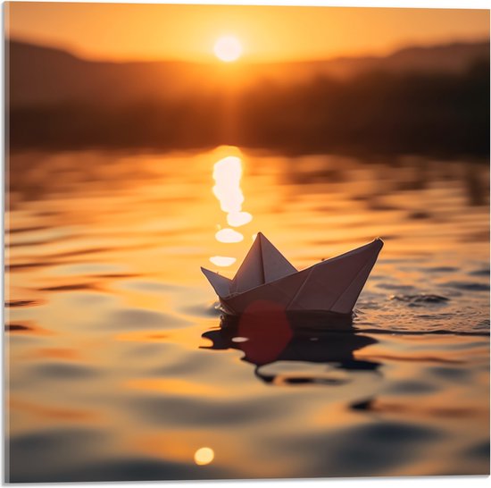 Acrylglas - Papieren Bootje Dobberend op het Water bij Zonsondergang - 50x50 cm Foto op Acrylglas (Met Ophangsysteem)