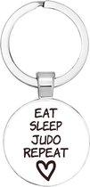 Akyol - Eat sleep judo repeat Sleutelhanger - judo - iemand die op judo zit - sport - vechtsport - cadeau - verjaardag - kado - geschenk - gift - verrassing - sportief persoon - 2,5 x 2,5 CM