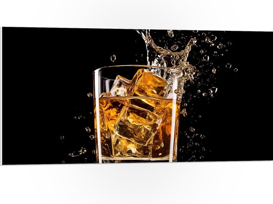 PVC Schuimplaat- IJsklontjes Vallend in Glas Drinken op Zwarte Achtergrond - 100x50 cm Foto op PVC Schuimplaat