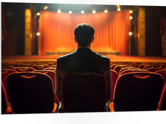 PVC Schuimplaat - Man in leeg Theater - 105x70 cm Foto op PVC Schuimplaat (Met Ophangsysteem)