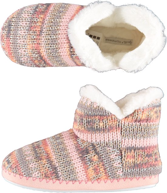 Chaussons bottes roses en tricot avec fausse fourrure blanche, rayures et détails pailletés.