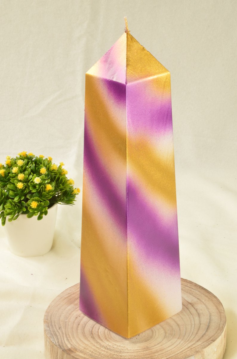 Exclusieve XXL Obelisk kaars, hoogte: 34 cm in GOUD, LILA en WIT - Gemaakt door Candles by Milanne BEKIJK VIDEO