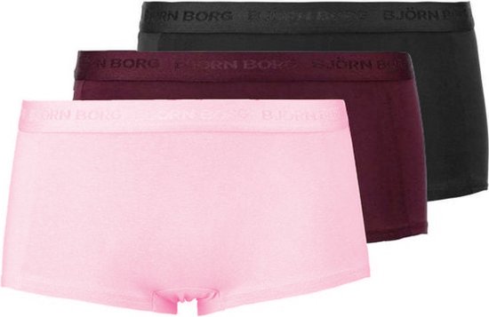Drie Björn Borg minishorts in roze, bordeauxrood en zwart met merklogo op de tailleband.