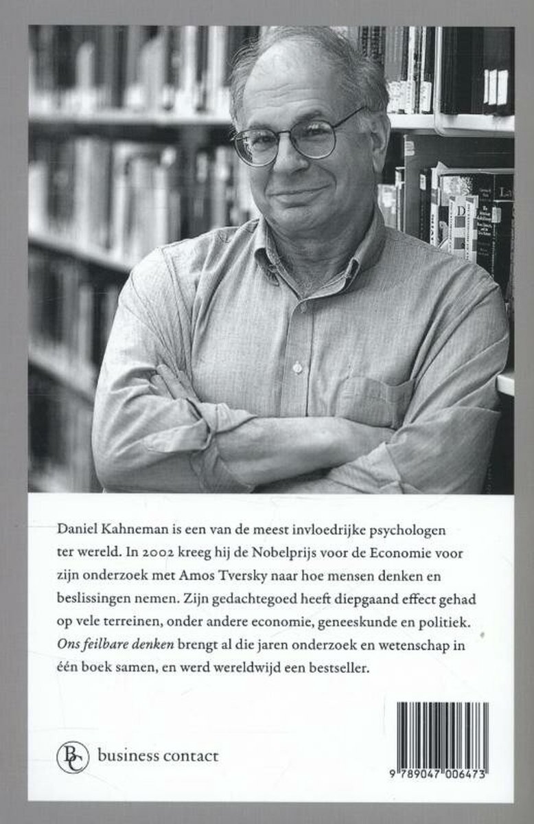 Achterkant van het boek 'Ons feilbare denken' met een zwart-witfoto van Daniel Kahneman.