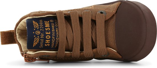 Bruine leren hoge sneaker met veters en label met merknaam.