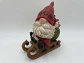 Gnome du Père Noël sur traîneau avec sac cadeau rouge blanc vert décoration sculpture 20 x 16 cm polyrésine | US1210090-2 | Accueil Sweet Home