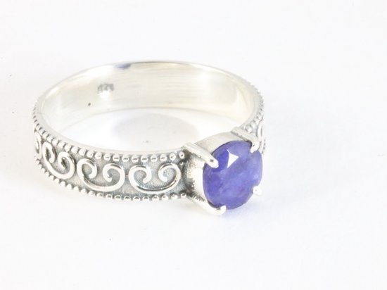 Fijne bewerkte zilveren ring met blauwe saffier - maat 16.5